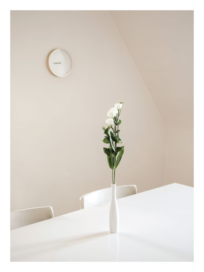 ls030-v Bijela vaza na bijelom stolu - Slika 1